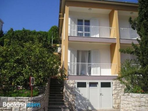 Apartments and rooms Frano