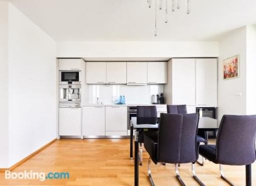 Bright fully furnished Studio in Central Park