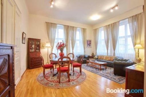 Luxury Central 4 Bedroom Apartment