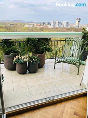Luxury apartment with terrase next to centre easy fast from airport train