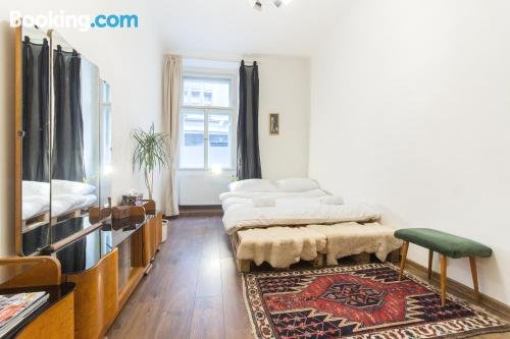 Spacious Vintage Apartment in Coolest Hipster District by easyBNB