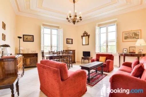 Classic 3 bed flat 10 minutes from the Colosseum