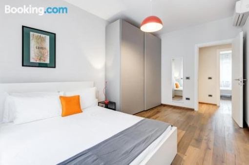 Colourful 2 bed flat in San Giovanni