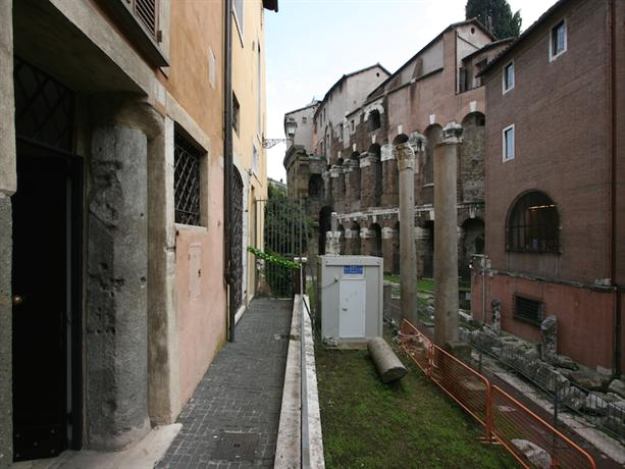 Foro Piscario - Jewish Ghetto at Portico d'Ottavia