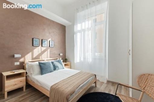 Large and colorful 4 bed flat-Termini Station