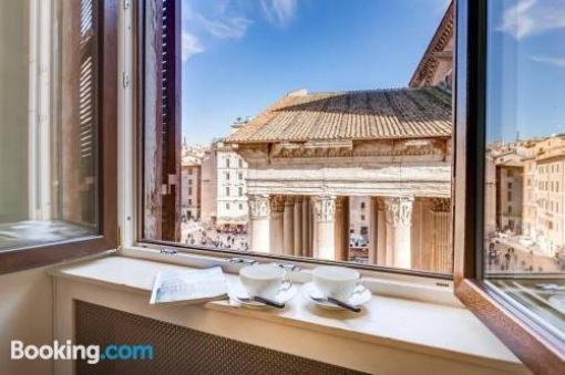 Luxurious loft facing the Pantheon