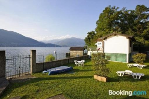 Residence al Lago Pino sulla Sponda del Lago Maggiore
