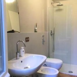 Camera con bagno privato in elegante appartamento di design