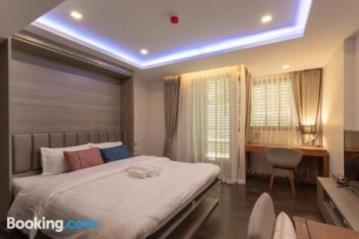 Bangkok+1 King bed+Big Single Room+Pool&Gym