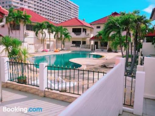 E-1 Pool View Condo With 4 Bed Rooms For 18pax