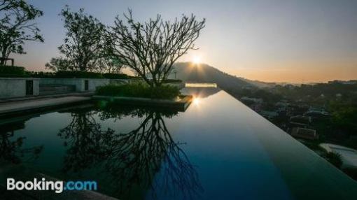 Luxury Room Rooftop Pool Close Phuket Town Easy to Beach