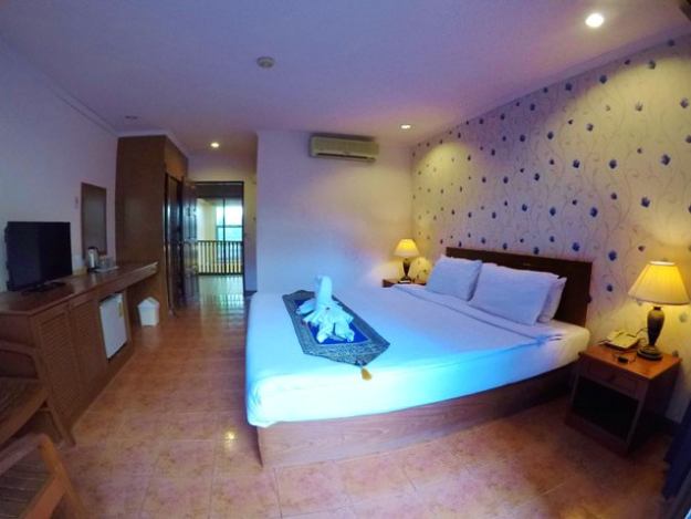 Pool View 2 bedroom apt in center of Patong Beach