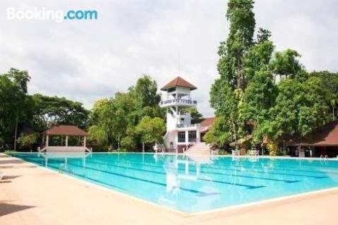 Spacious 5 Bedroom Townhouse for 10 Guests close to Night Market