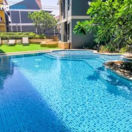 Hiii HomtelCentral PattayaWalking StreetRooftop Pool