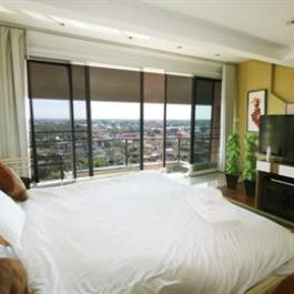 Penthouse 2bed on topfloor in city