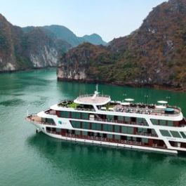 Le Theatre Cruises Wonder on Lan Ha Bay